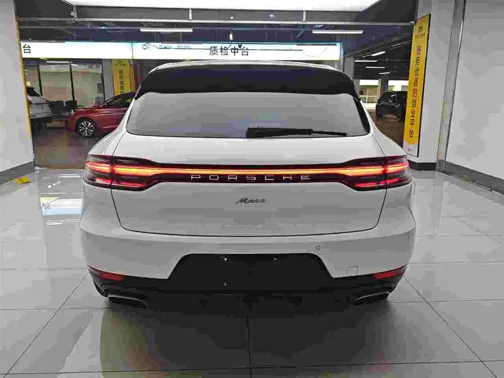 PORSCHE MACAN