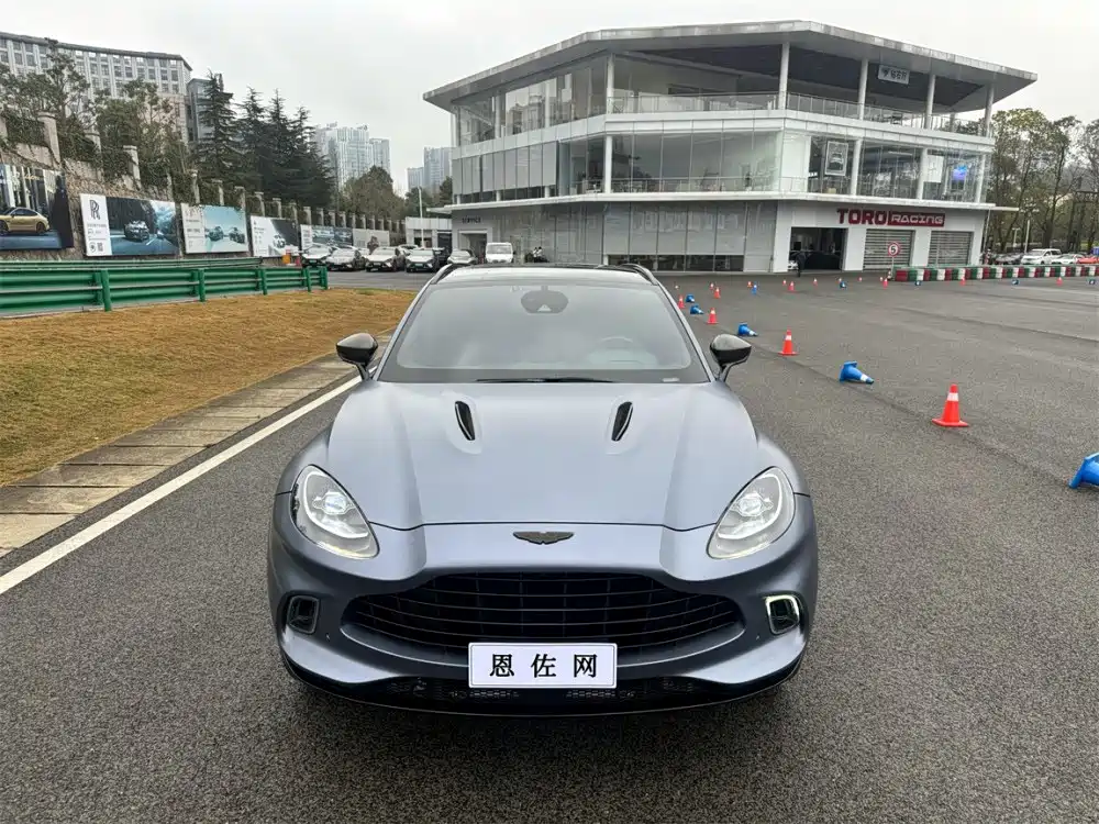 ASTON MARTIN DBX