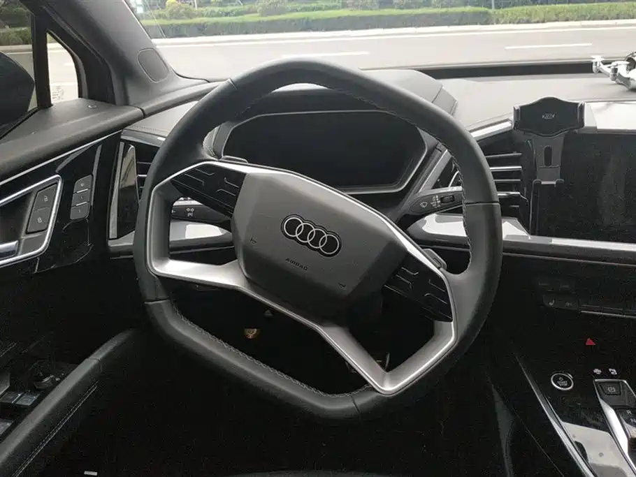 AUDI Q4 E TRON