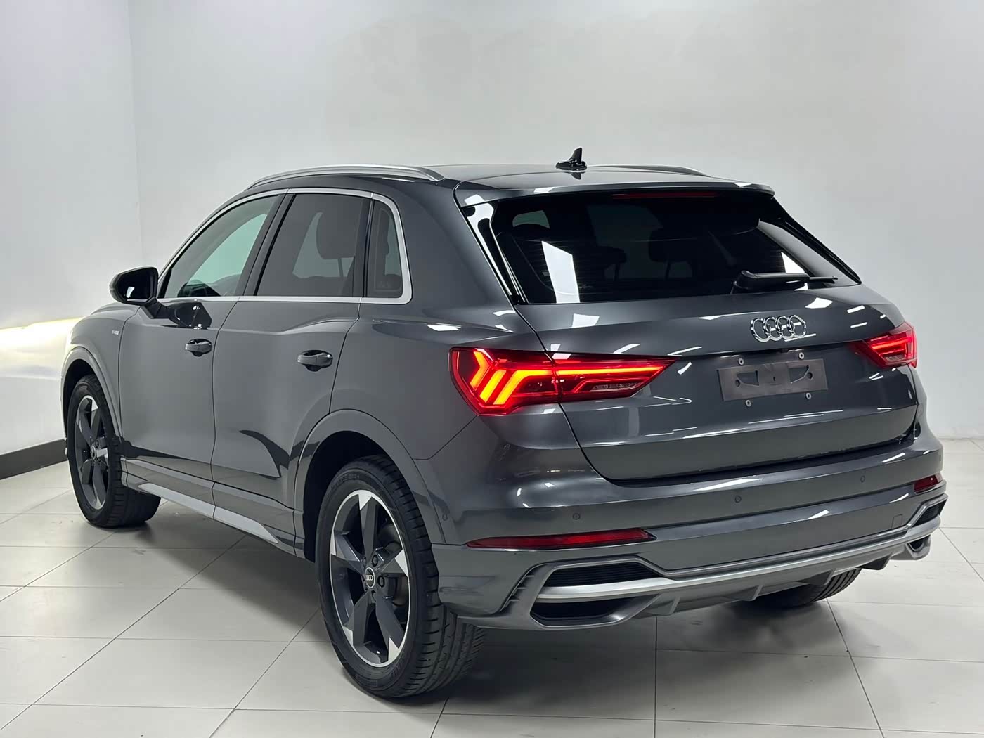 Audi Q3 1.4 л 2022 г. Серебристо-серый, пробег 34000 км