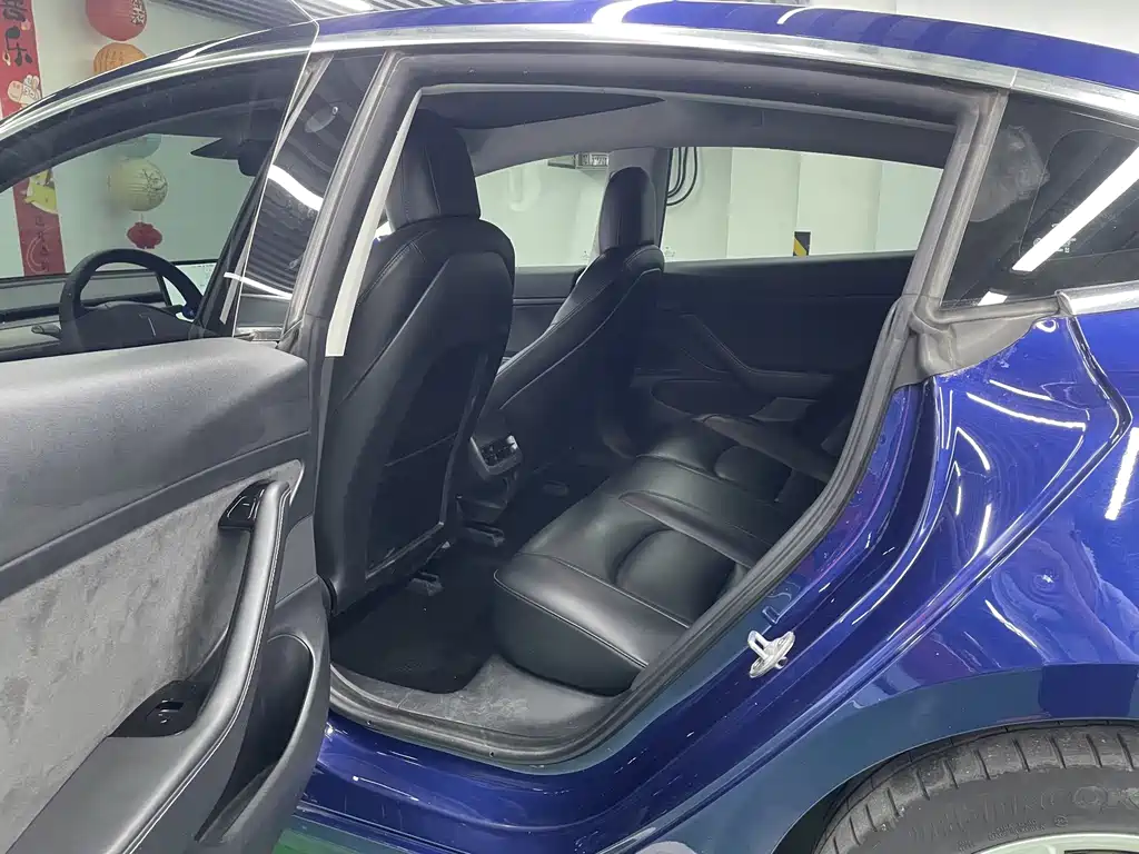 Tesla Model 3 — миниатюра 10
