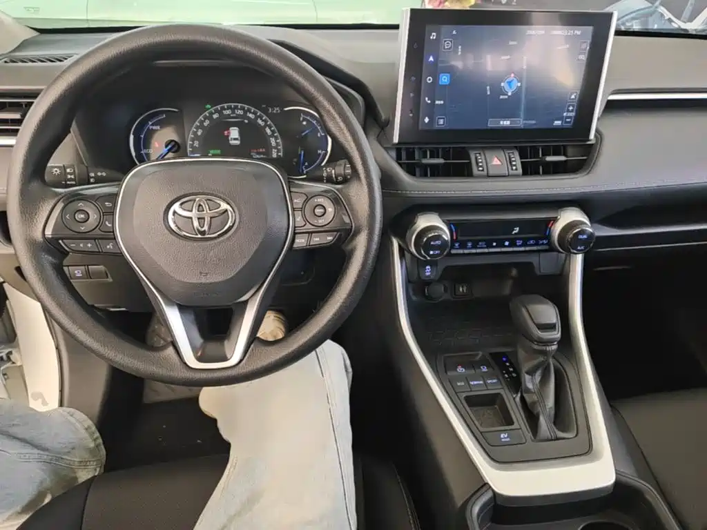 Toyota RAV4 — миниатюра 10