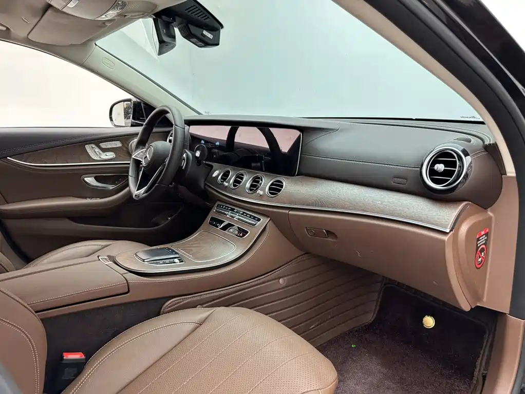 Mercedes-Benz E-Class — миниатюра 11