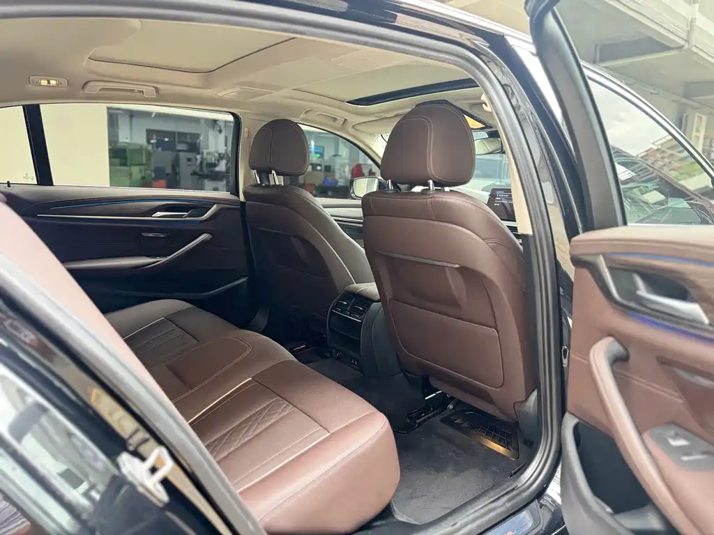 BMW 5 Series New Energy — миниатюра 8
