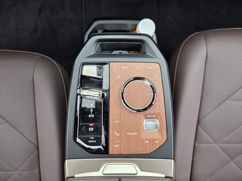 BMW iX — миниатюра 21