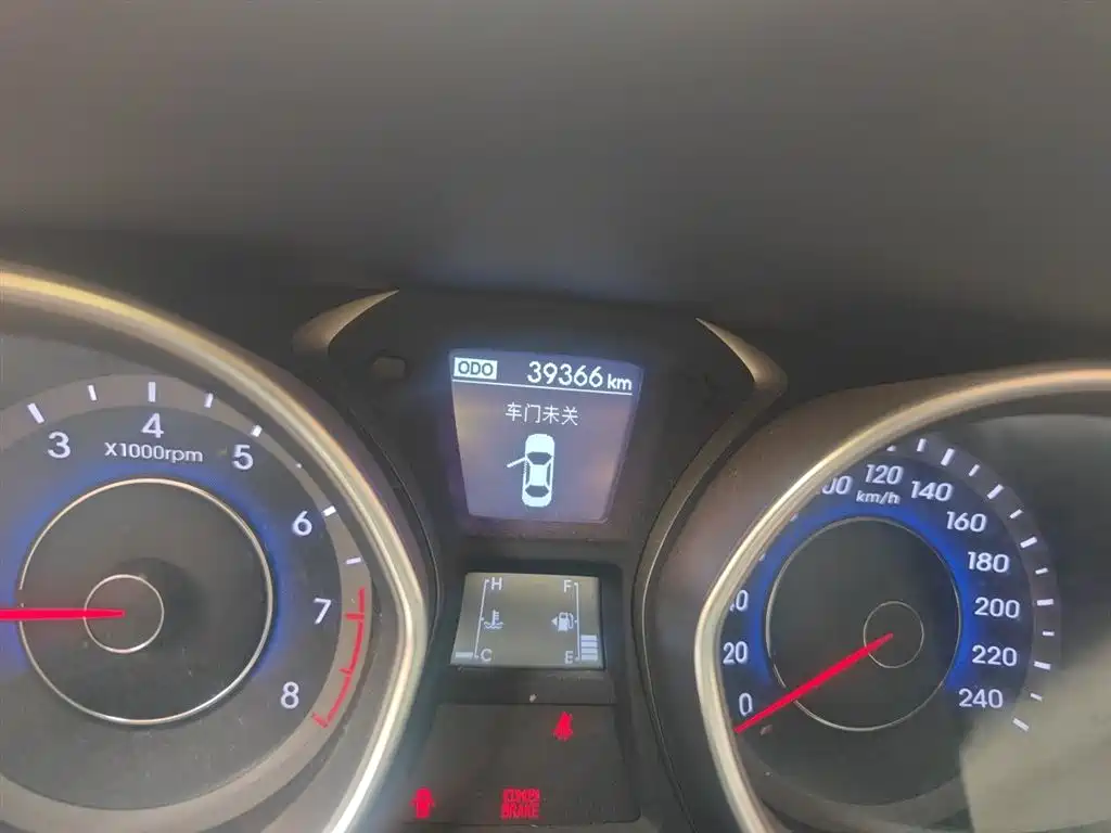 Hyundai Elantra 2015 1.6L MT Lead