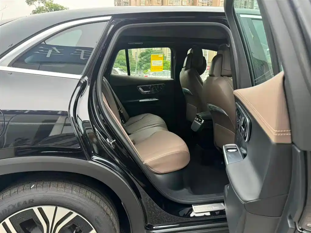 Mercedes-Benz EQE SUV — миниатюра 12