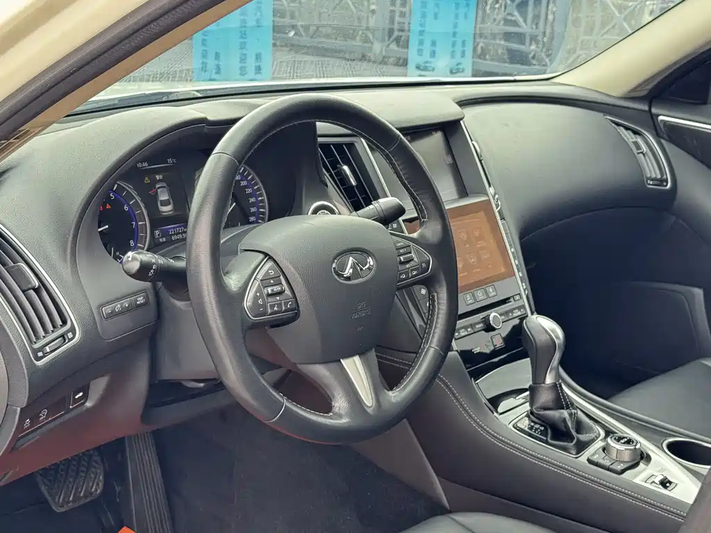 Infiniti Q50L 2015 2.0T Comfort