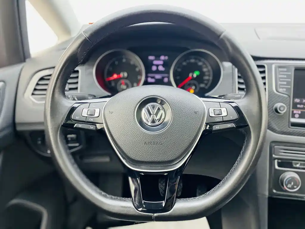 Volkswagen Golf · 2016 230TSI AT Luxury