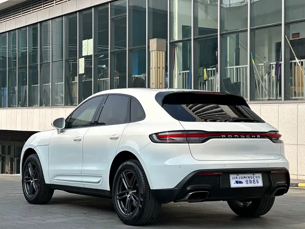 PORSCHE MACAN