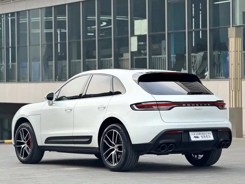 PORSCHE MACAN