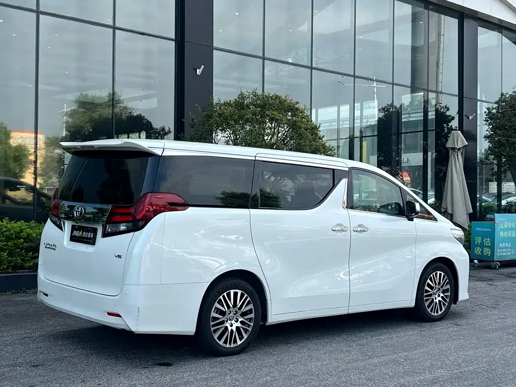 Toyota Alphard — миниатюра 9