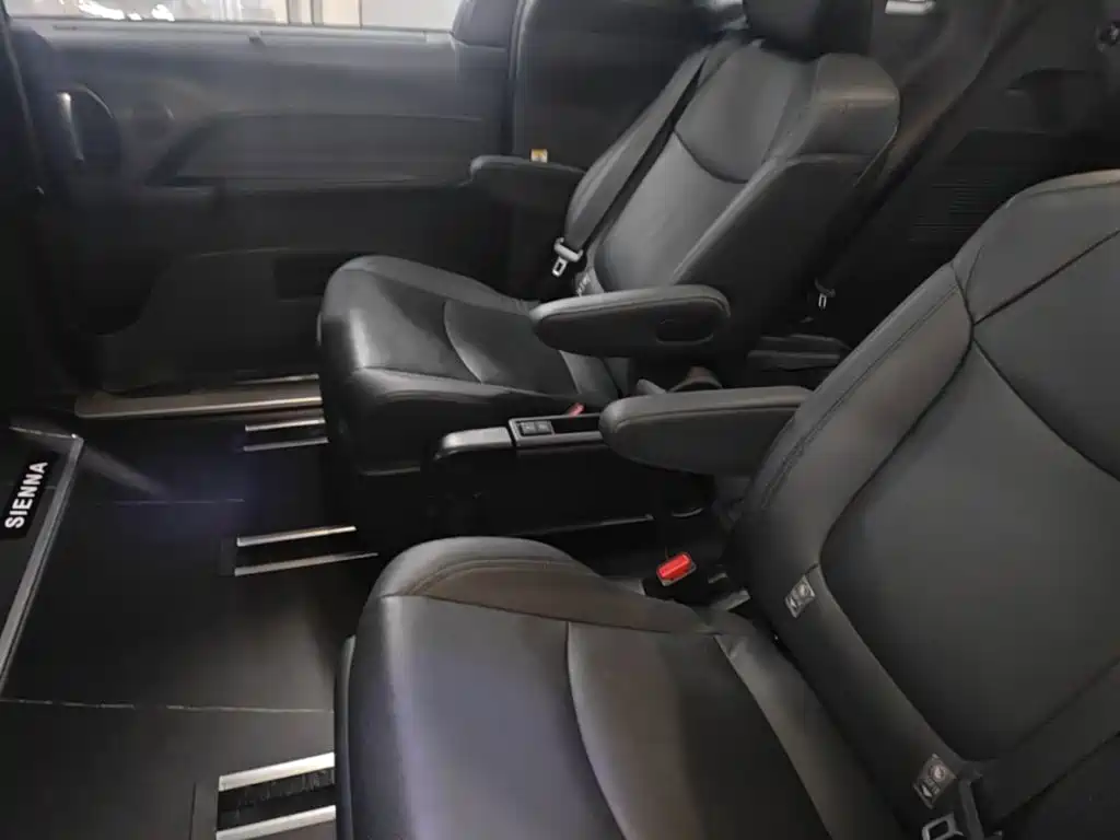 Toyota Sienna — миниатюра 17