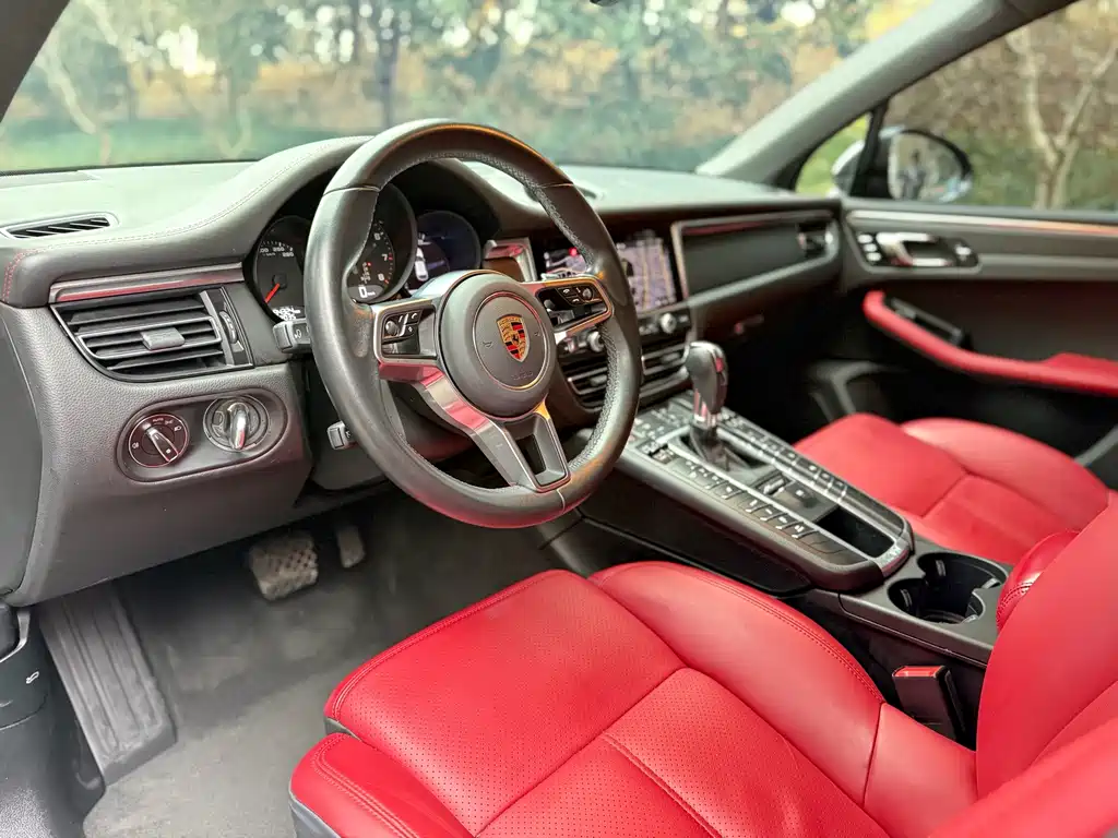 PORSCHE MACAN