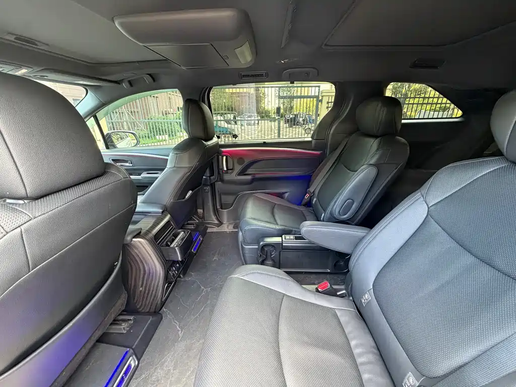 Toyota Granvia — миниатюра 6