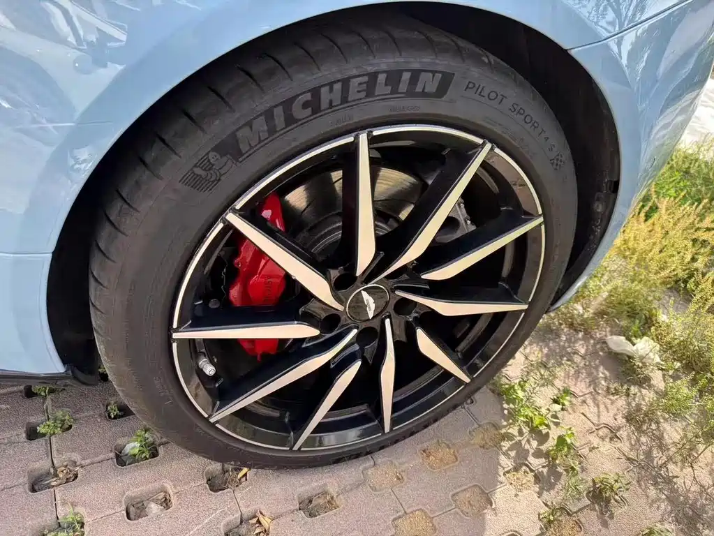 Aston Martin DB11 — миниатюра 7