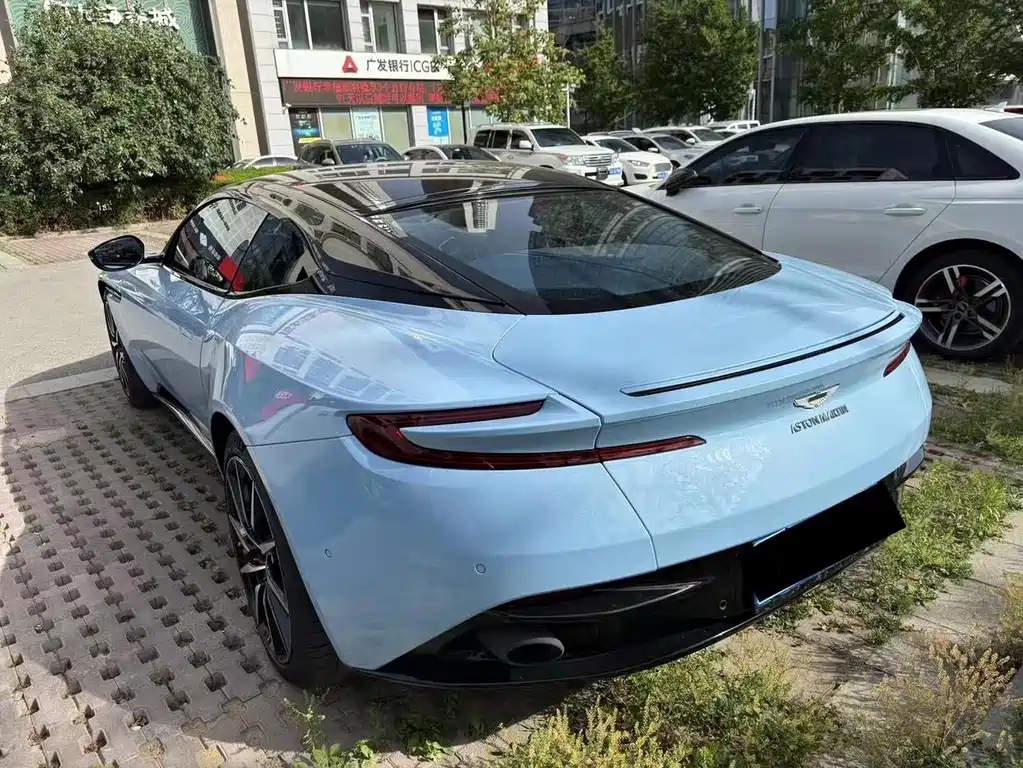 Aston Martin DB11 — миниатюра 8