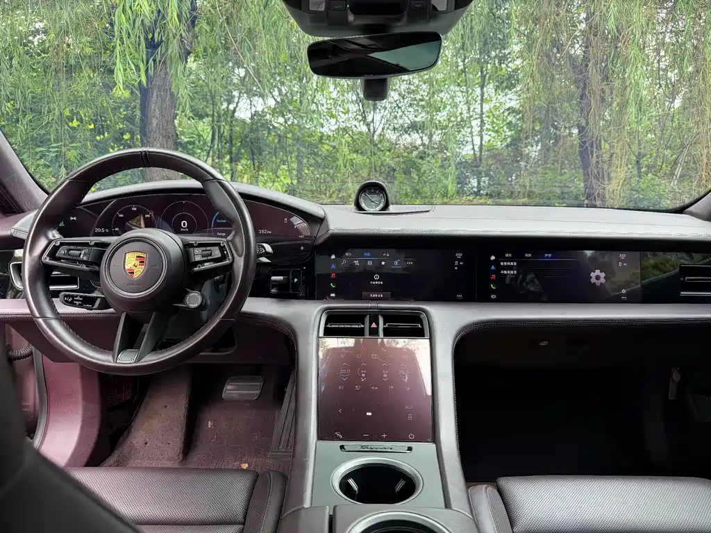 Porsche Taycan — миниатюра 3