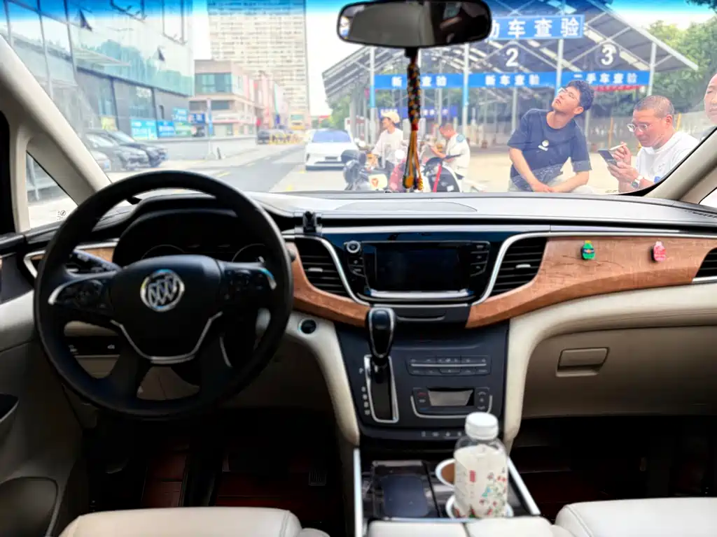 Buick GL8 — миниатюра 8
