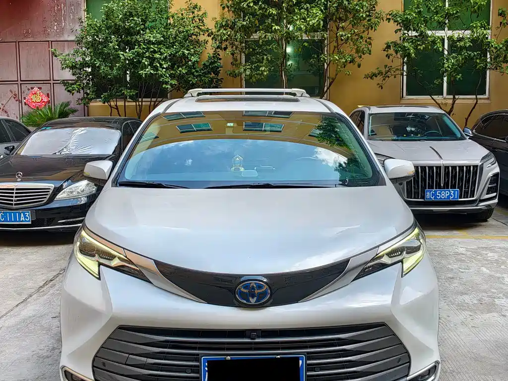 Toyota Sienna — миниатюра 2