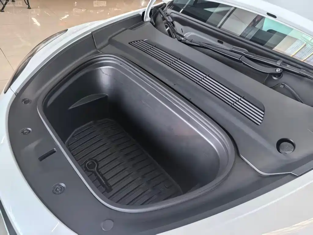 Tesla Model Y — миниатюра 17