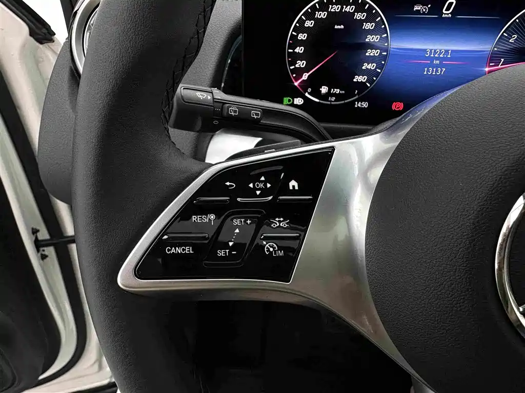 Mercedes-Benz GLB — миниатюра 24