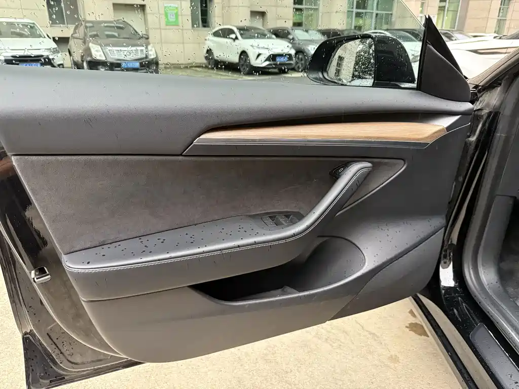 Tesla Model 3 — миниатюра 10