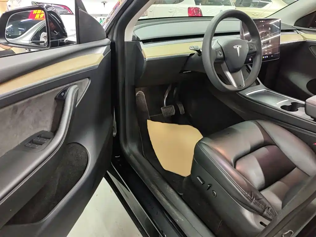 Tesla Model Y — миниатюра 16