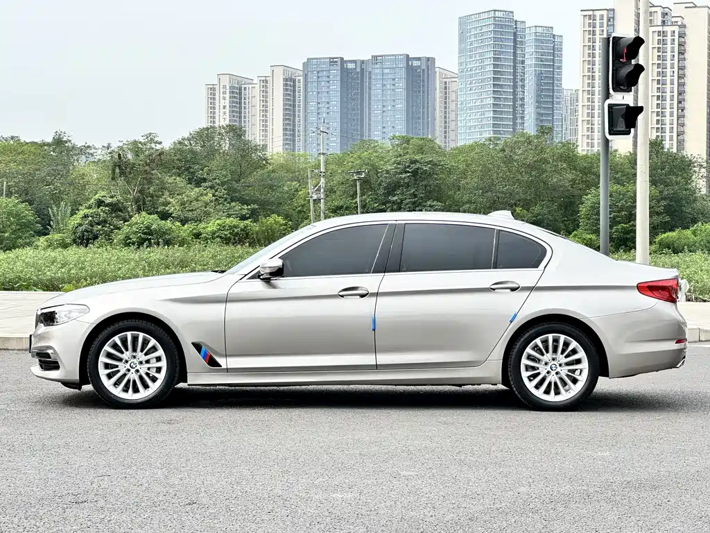 BMW 5 Series — миниатюра 4