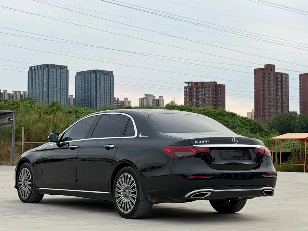 Mercedes-Benz E-Class — миниатюра 7