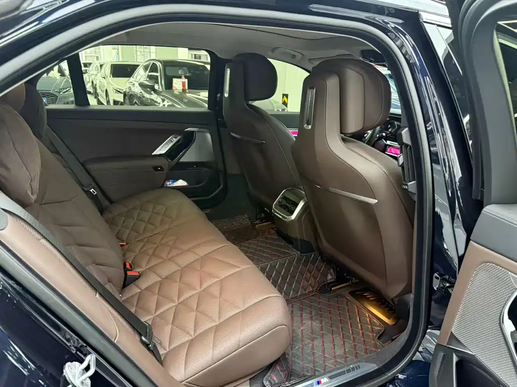 BMW 7 Series — миниатюра 12