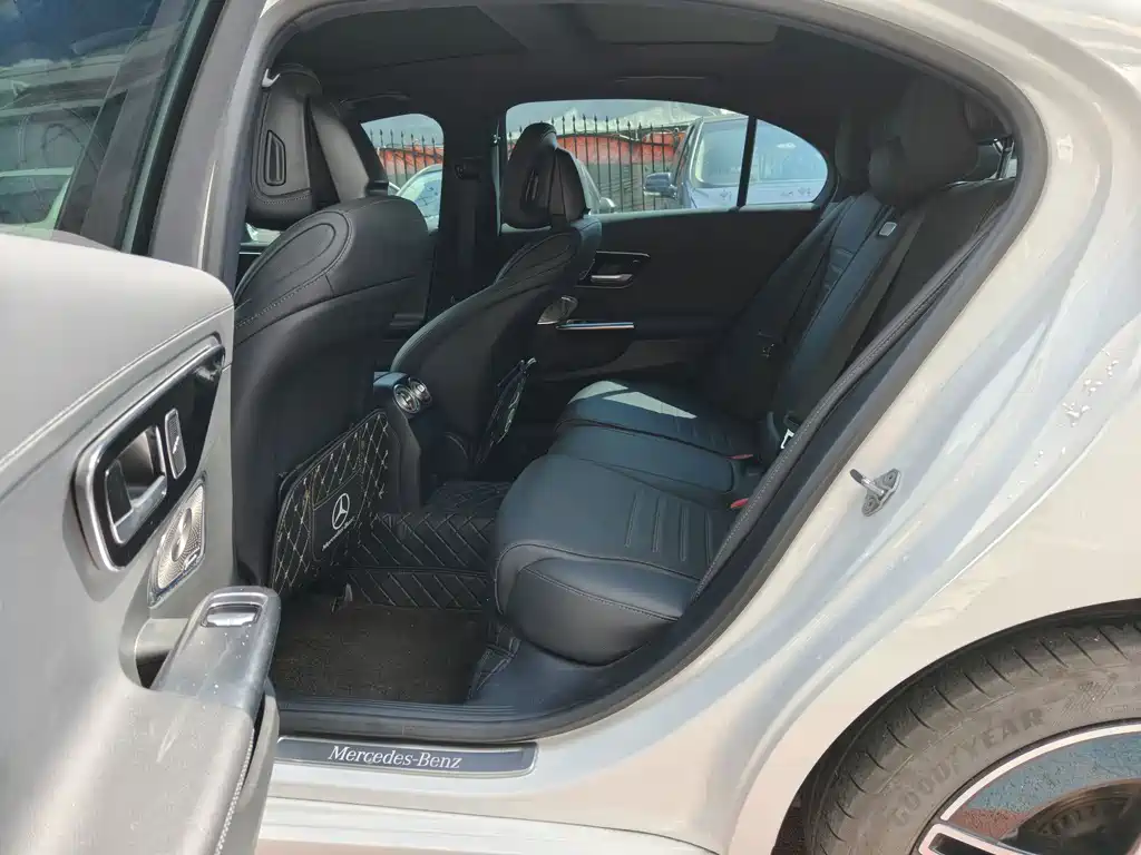 Mercedes-Benz C-Class — миниатюра 16