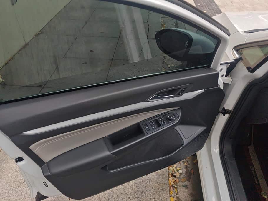 Volkswagen Golf 1.4 л 2022 г. Белый, пробег 19600 км