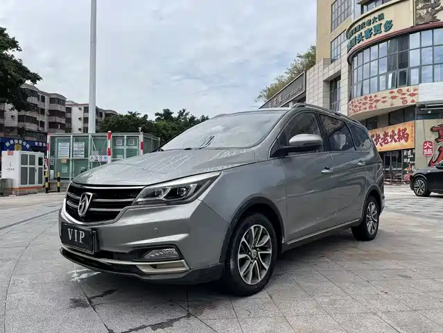 BAOJUN 730 2018