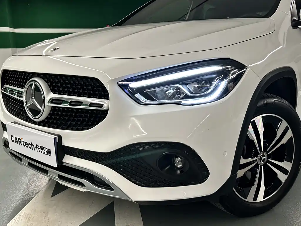 MERCEDES-BENZ GLA
