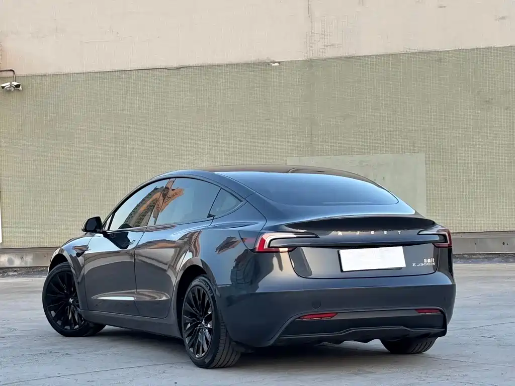 Tesla Model 3 — миниатюра 12