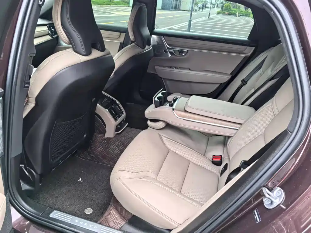 Volvo S90 2026 B5 Luxury