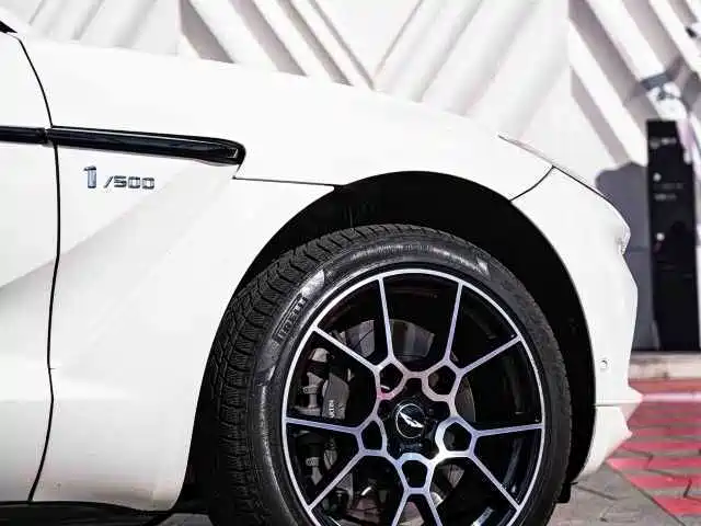 Aston Martin DBX — миниатюра 4