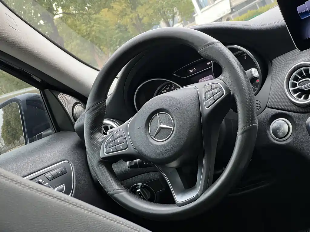 MERCEDES-BENZ GLA