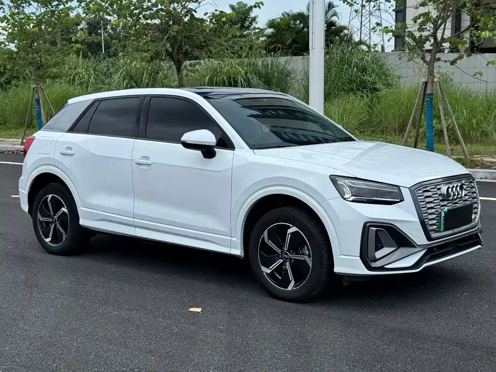 Audi Q2L e-tron — миниатюра 3