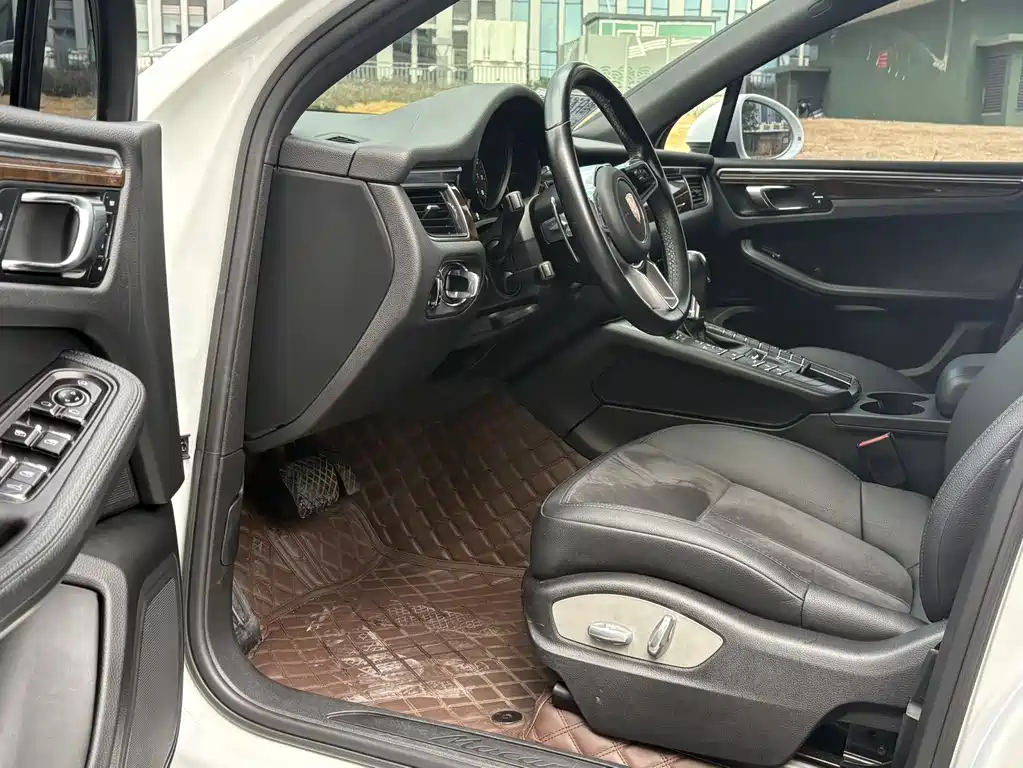PORSCHE MACAN