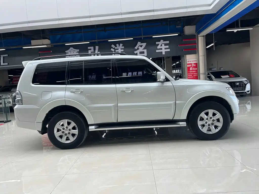 MITSUBISHI PAJERO