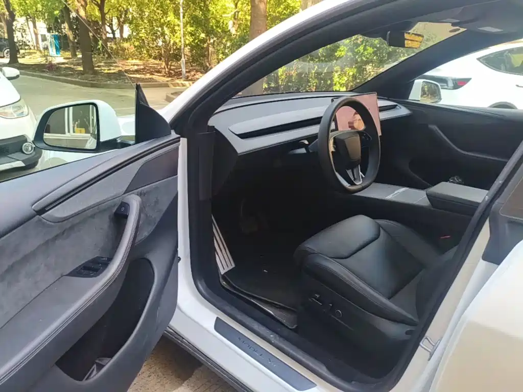 Tesla Model Y L — миниатюра 16