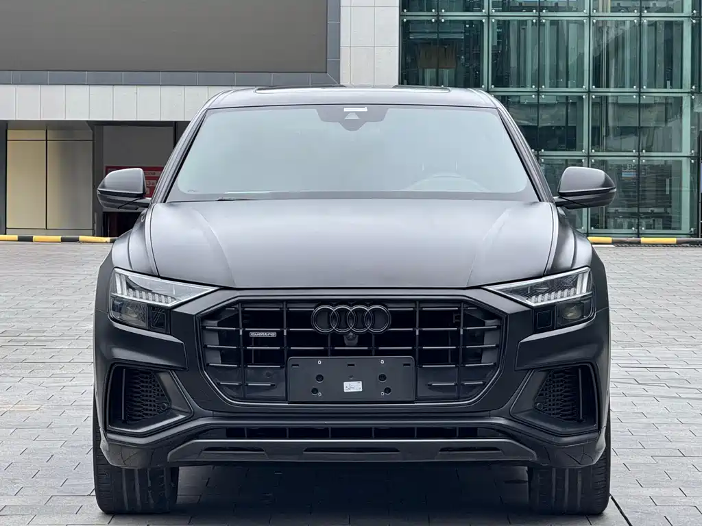 AUDI  Q8