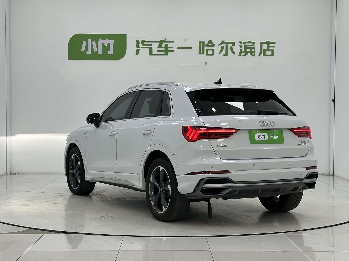 Audi Q3 1.4 л 2023 г. Белый, пробег 25000 км