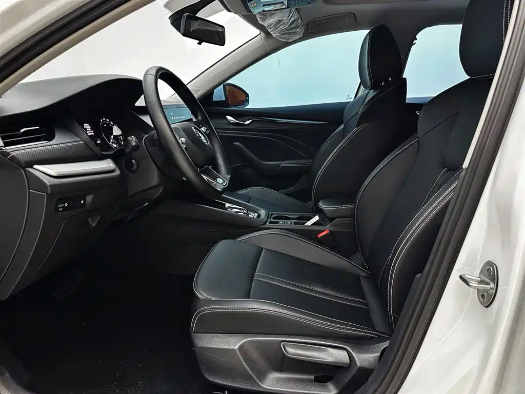 Skoda Octavia 2024 Белый из Китая