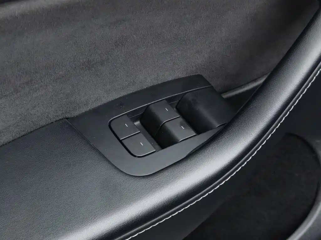 Tesla Model Y — миниатюра 9