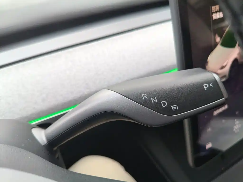 Tesla Model Y — миниатюра 10