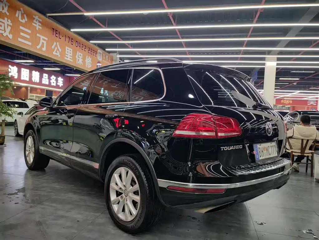 VOLKSWAGEN TOUAREG