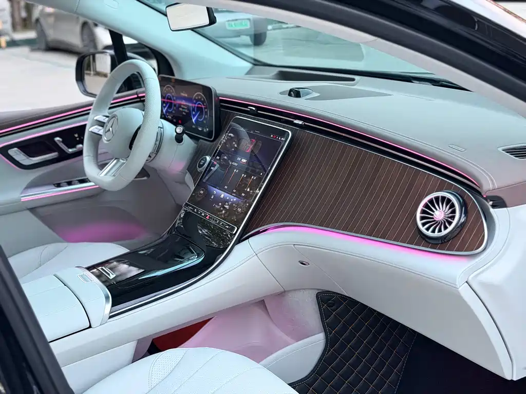 Mercedes-Benz EQE SUV — миниатюра 11